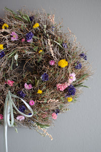 Kranz aus Euphorbia Spinosa und Trockenblumen