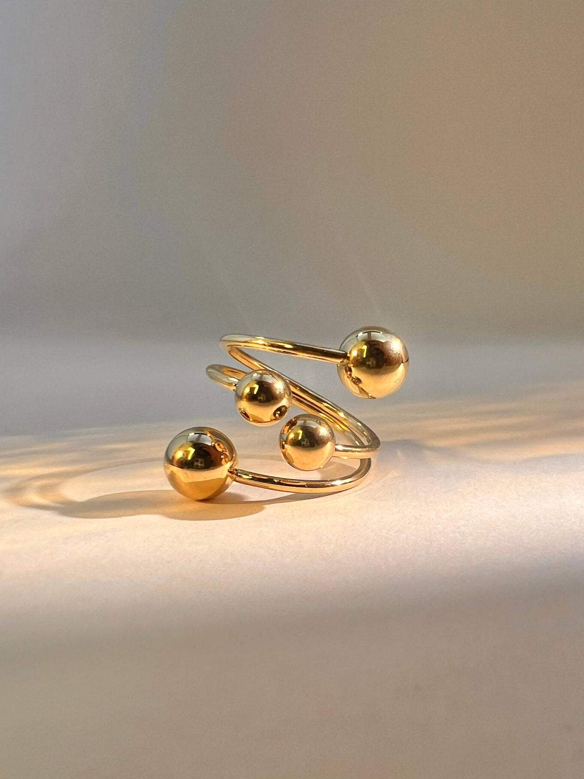 Verstellbarer Ring mit Kugeln
