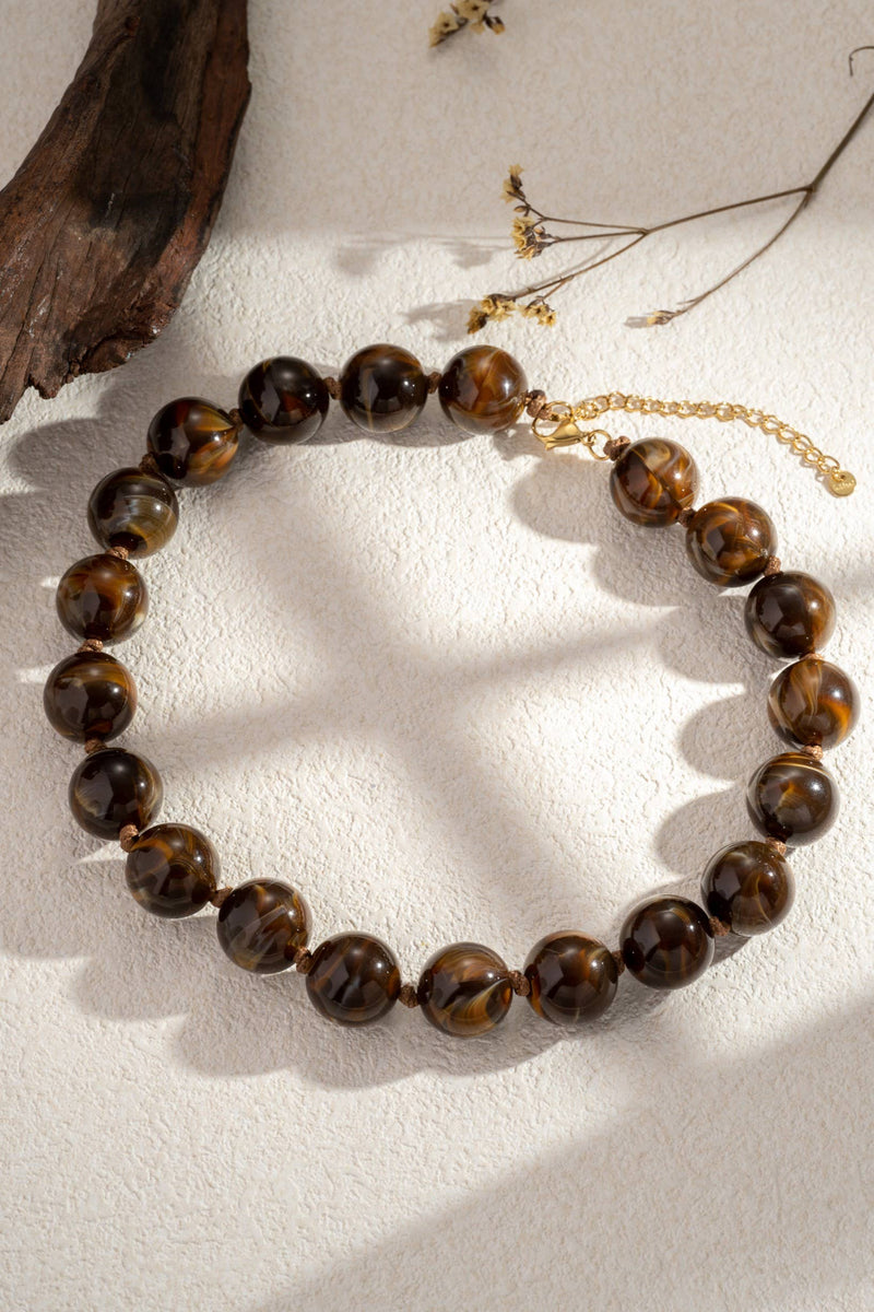 Halskette mit marmorierten Perlen, braun