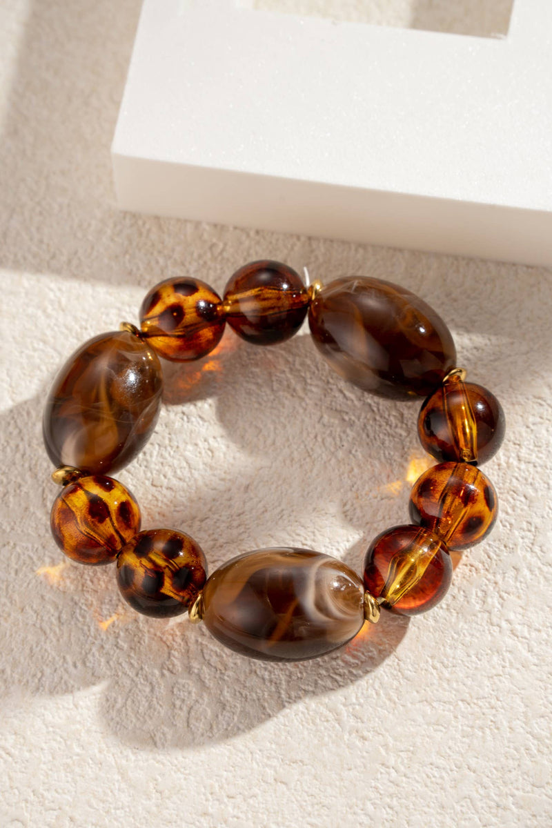 Elastisches Armband mit braune Perlen