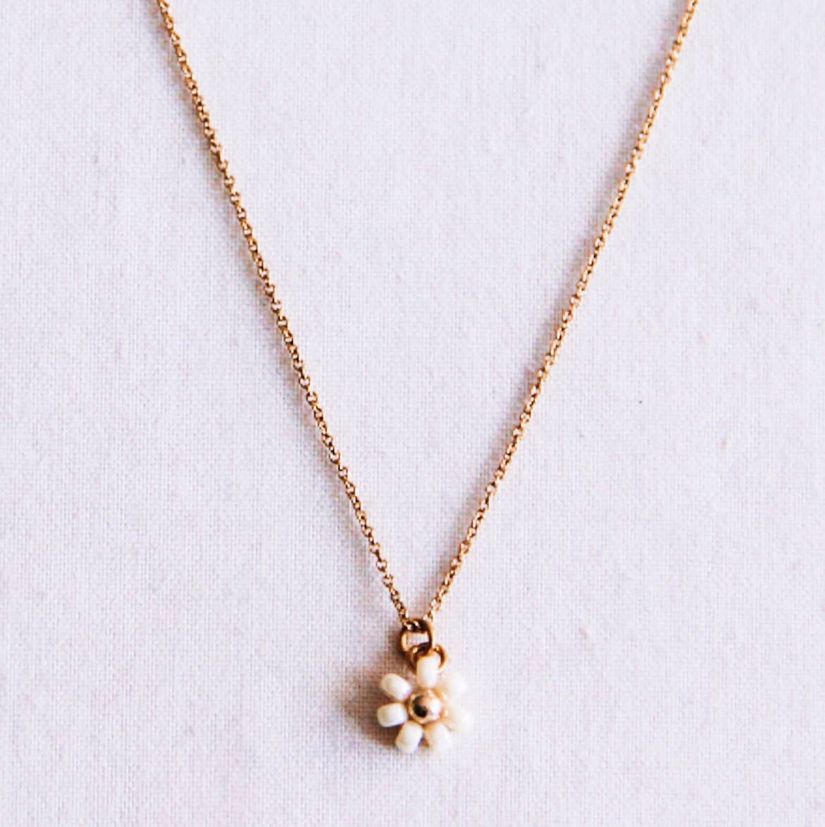 Feine Halskette mit Gänseblümchen - Creme