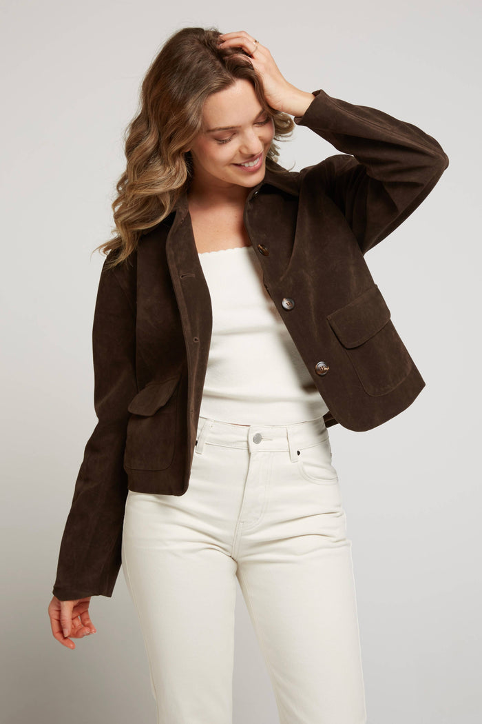 Kurze Jacke aus weichem Kunstwildleder mit Taschen