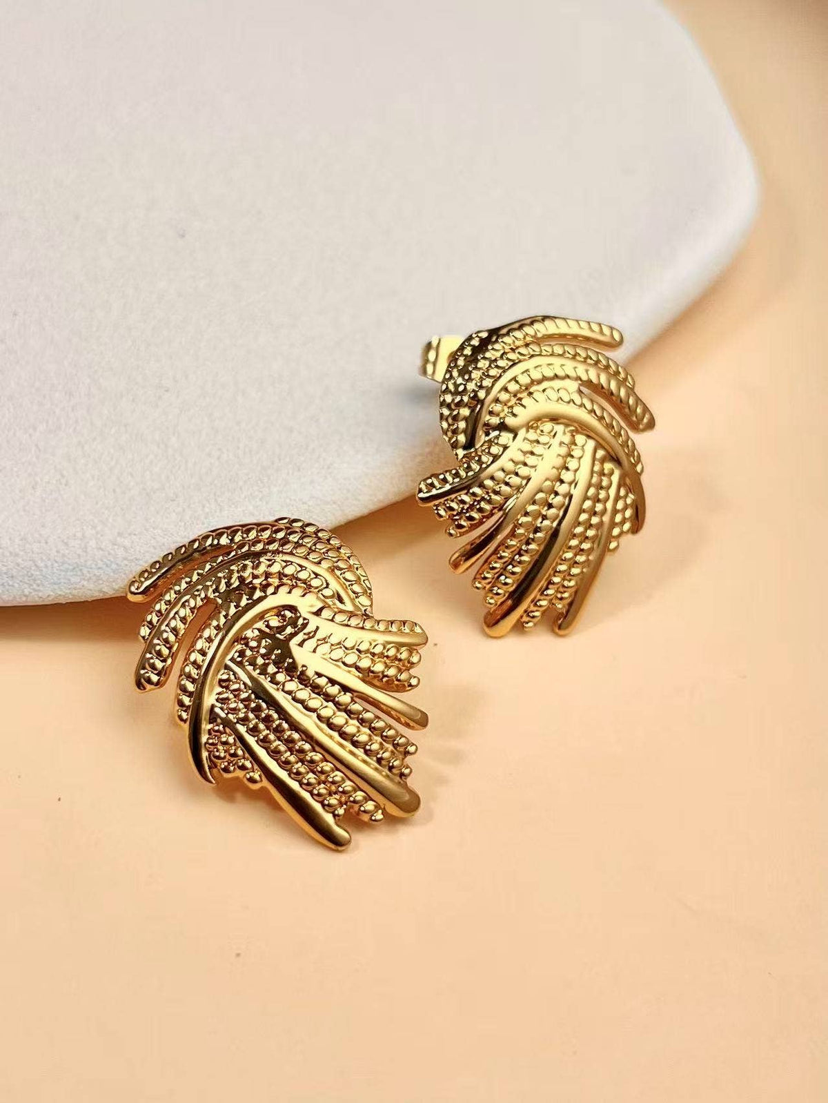 Geflochtene goldene Ohrringe