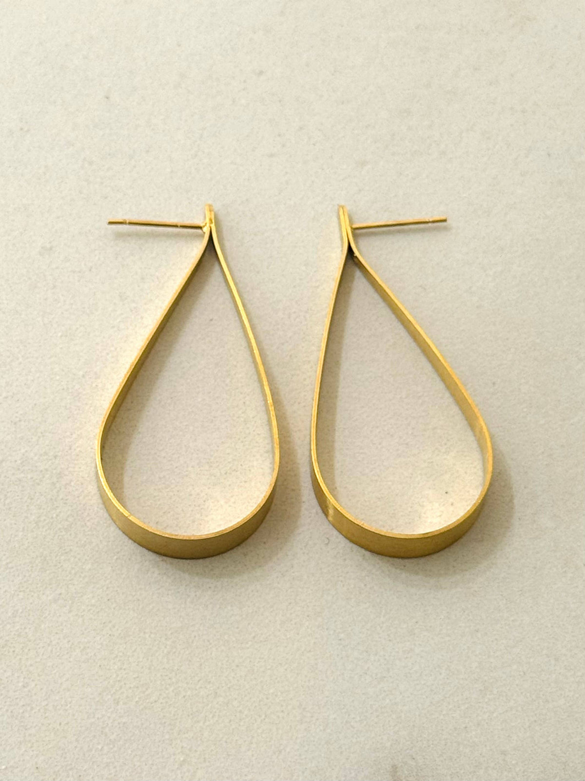 Ohrringe in Tropfenform aus gebürstetem Gold