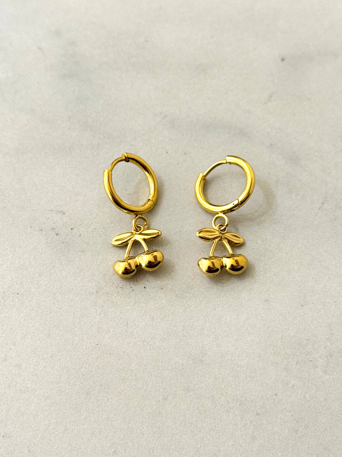 Minimalistische Creolen mit Kirschanhänger