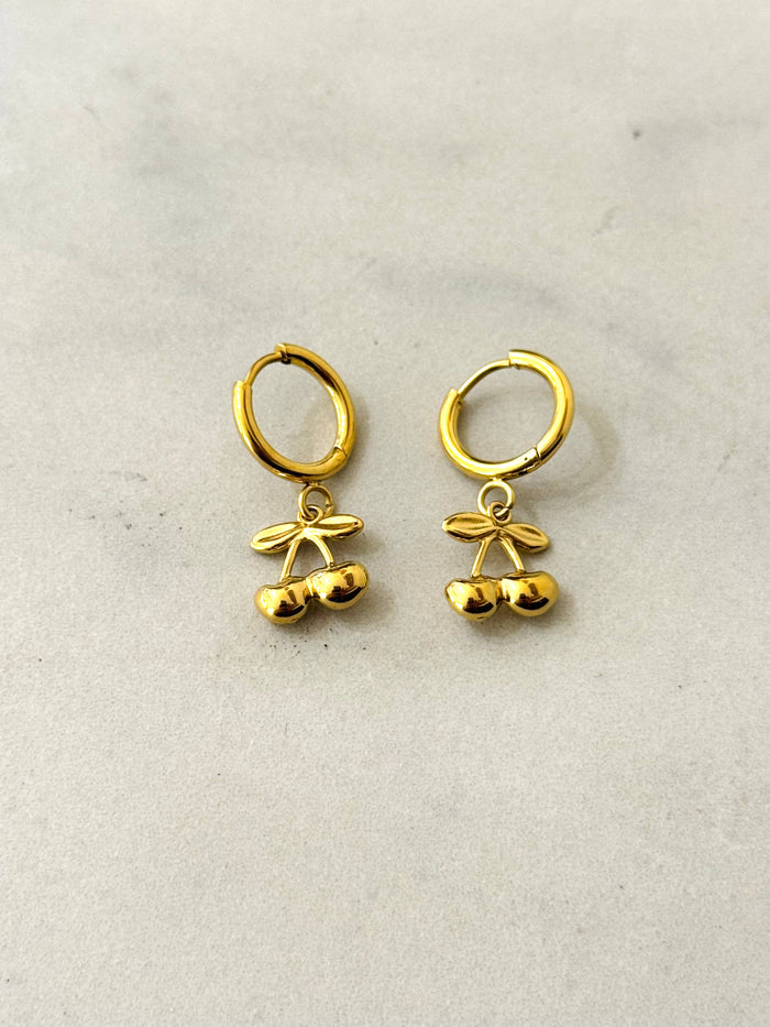 Minimalistische Creolen mit Kirschanhänger