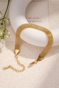Armband aus goldfarbenem Edelstahlgeflecht.
