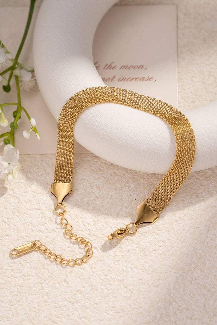 Armband aus goldfarbenem Edelstahlgeflecht.