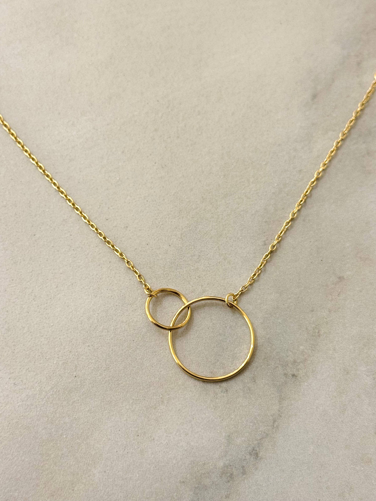 Geometrisches Armband mit Ringen