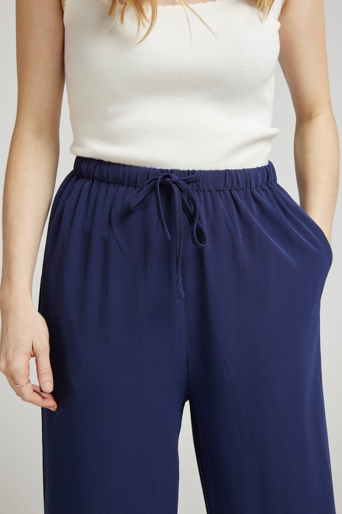 Fließende Hose mit elastischem Bund