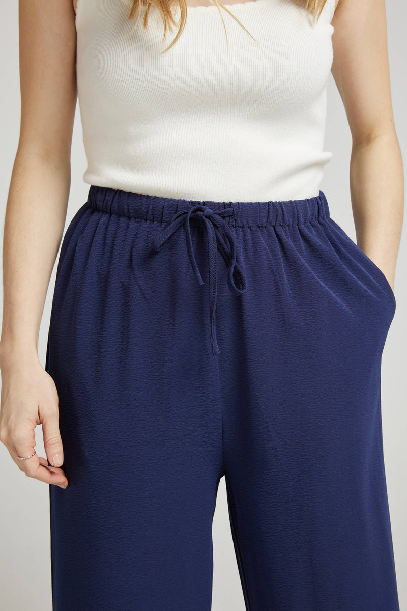 Fließende Hose mit elastischem Bund
