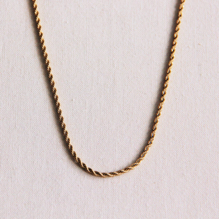 Fein gedrehte Halskette aus Edelstahl — Gold