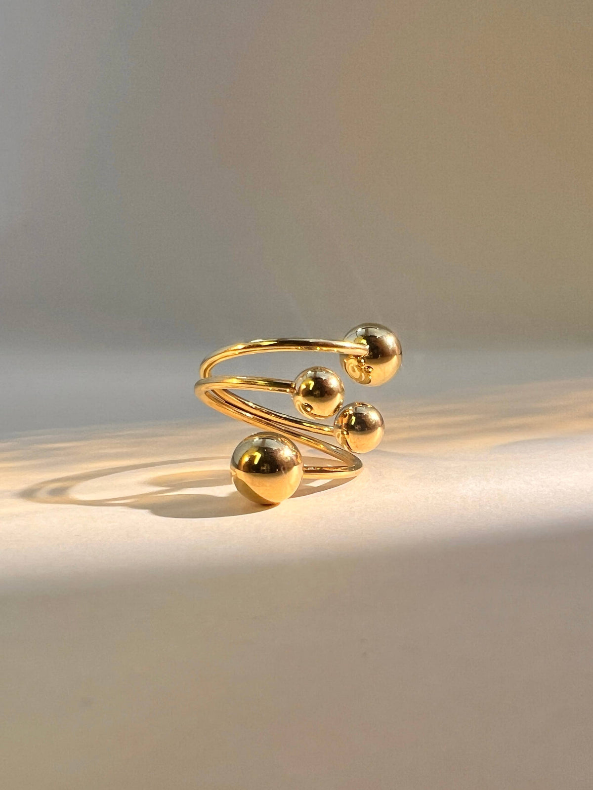 Verstellbarer Ring mit Kugeln