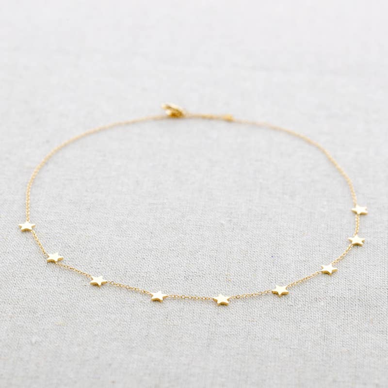 Zarte Halskette mit Sternen