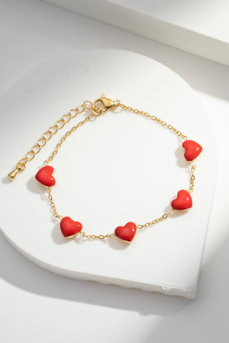 Armband mit fünf roten Herzen