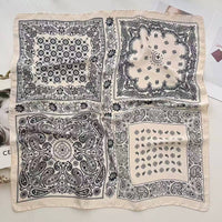 Schal mit Blumenmuster