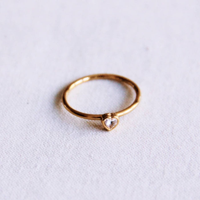 Minimalistischer Ring mit Kristallherz
