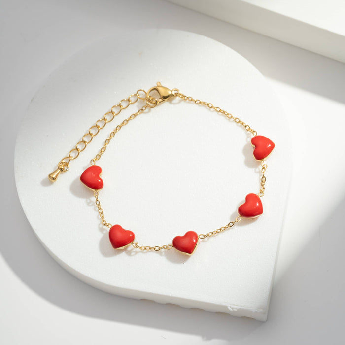 Armband mit fünf roten Herzen