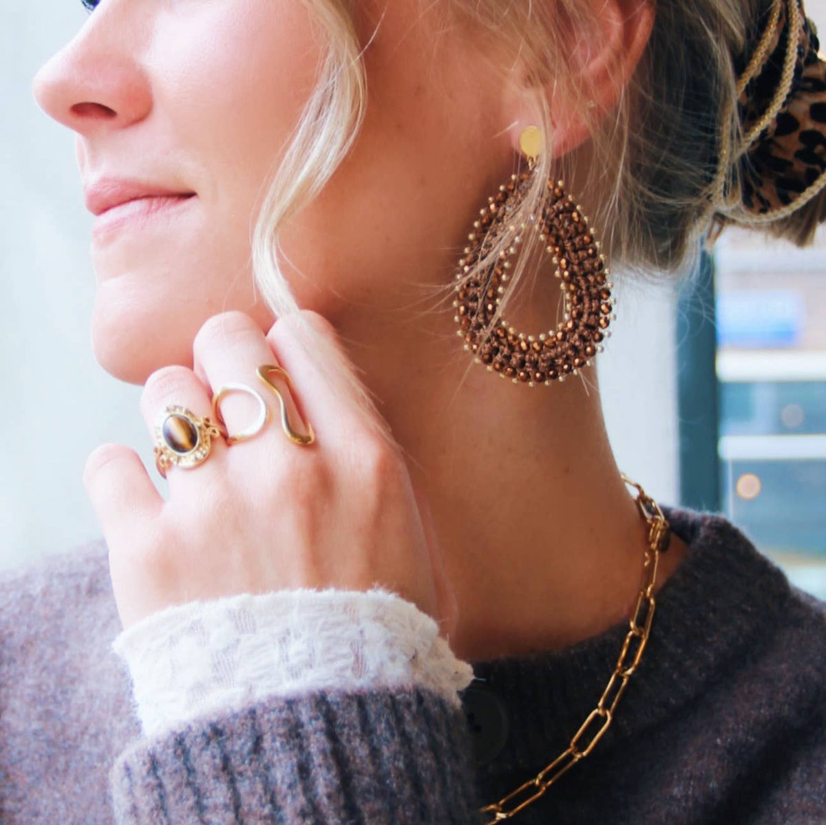 Statement-Ohrring gewebter Facettentropfen - braun