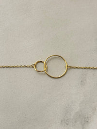 Geometrisches Armband mit Ringen