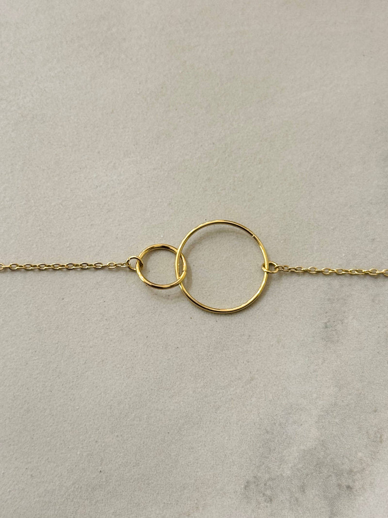 Geometrisches Armband mit Ringen