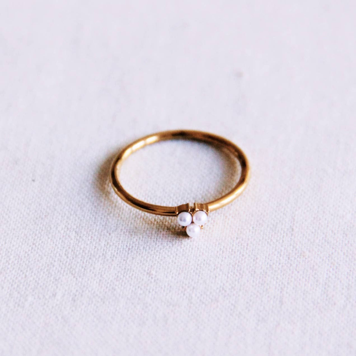 Minimalistischer Ring mit 3 Mini-Perlen