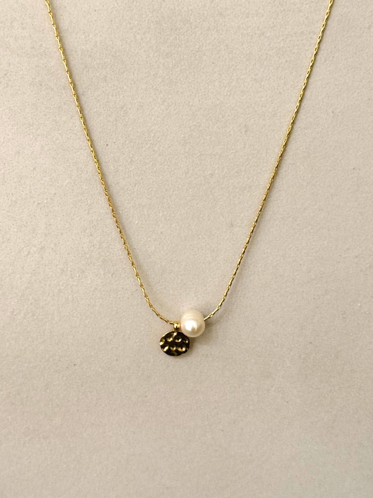 Halskette mit Anhänger und Perle