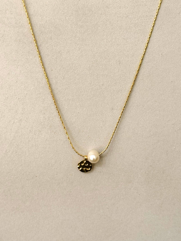 Halskette mit Anhänger und Perle