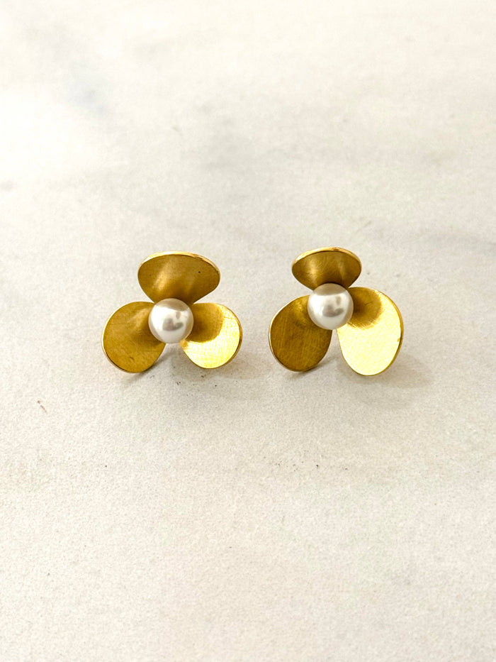 Ohrstecker mit gebürstetem Gold und Blumenmuster