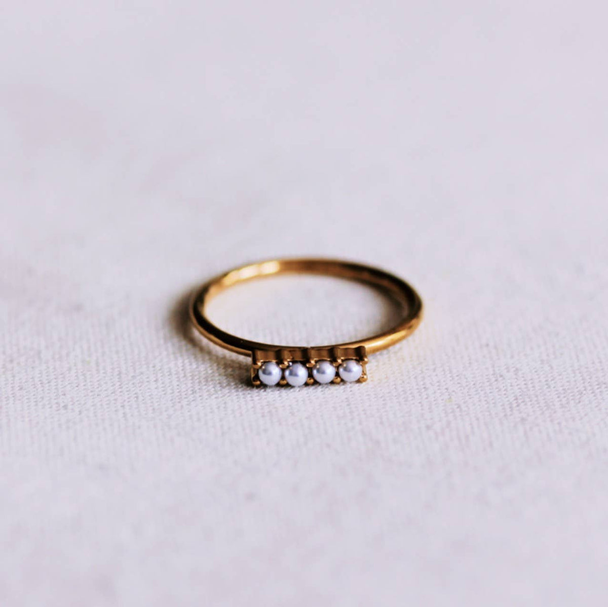 Minimalistischer Ring mit Perlenstange