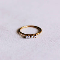 Minimalistischer Ring mit Perlenstange