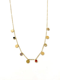 Halskette mit Steinen und Plättchen