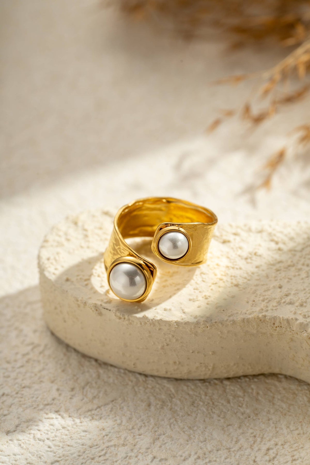 Verstellbarer Ring mit weißen Perle
