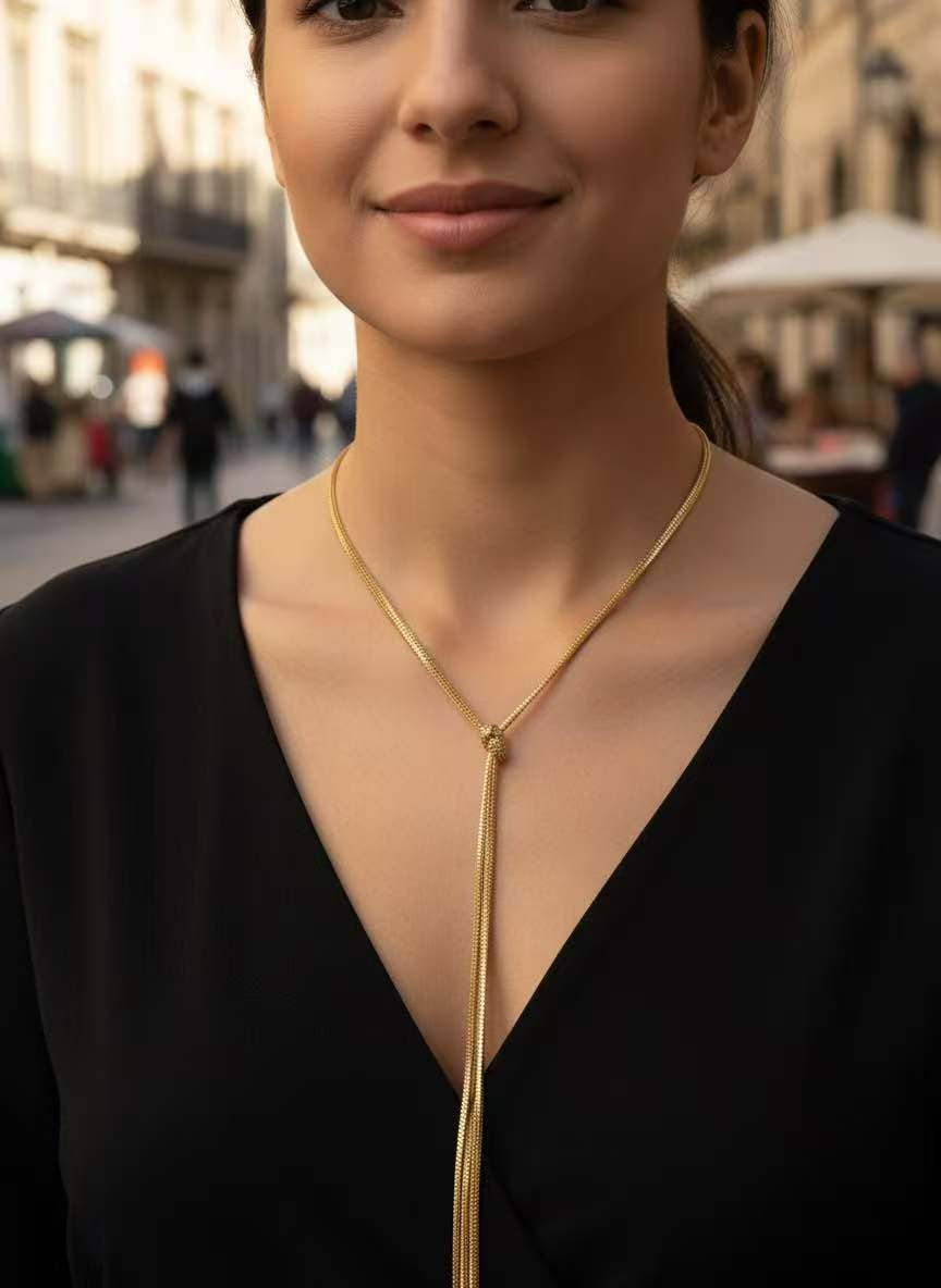 Lange goldene Halskette Knoten