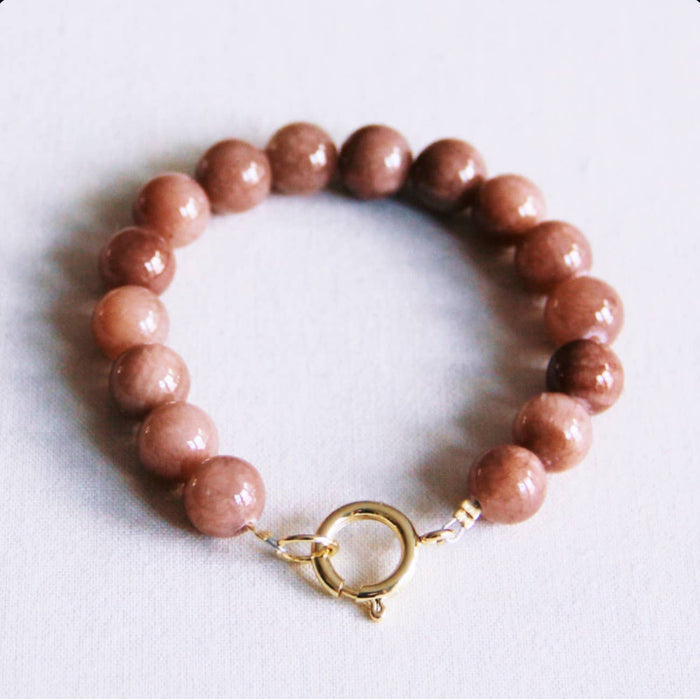 Armband aus Natursteinperlen