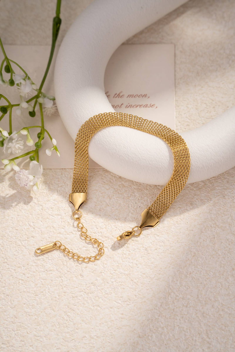 Armband aus goldfarbenem Edelstahlgeflecht.