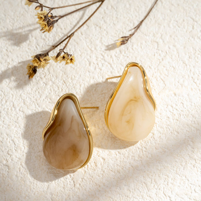 Ohrringe mit marmoriertem Harztropfen