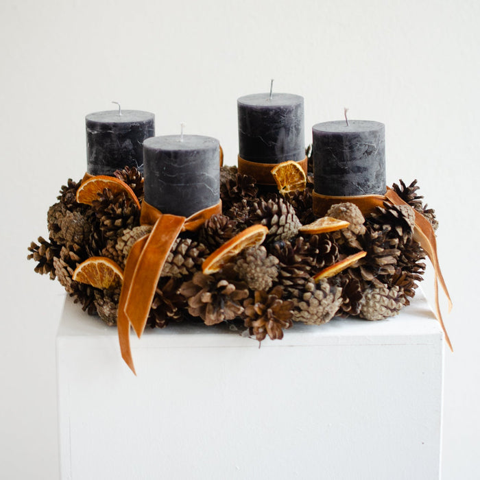 Adventskranz aus Zapfen und Orangenscheiben
