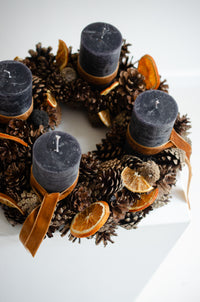 Adventskranz aus Zapfen und Orangenscheiben