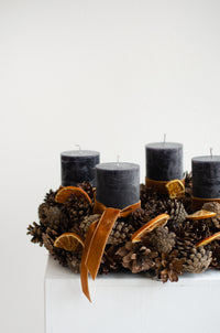 Adventskranz aus Zapfen und Orangenscheiben