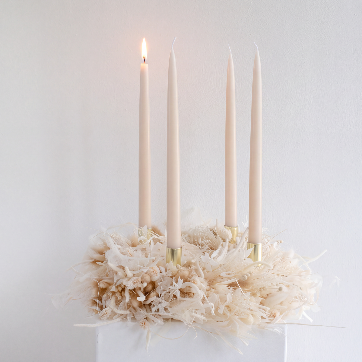Adventskranz creme Trockenblumen mit Stabkerzen