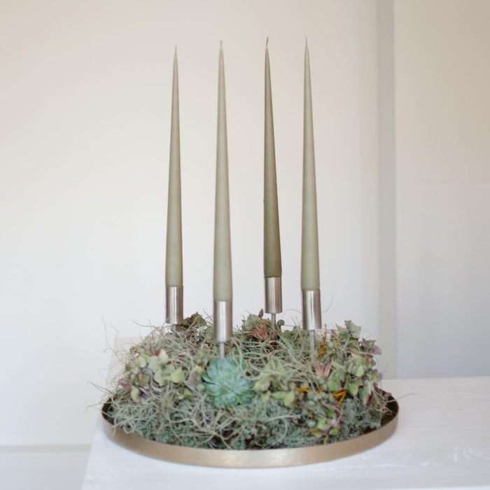 Adventskranz aus Moos, Tillandsia und Sukkulenten