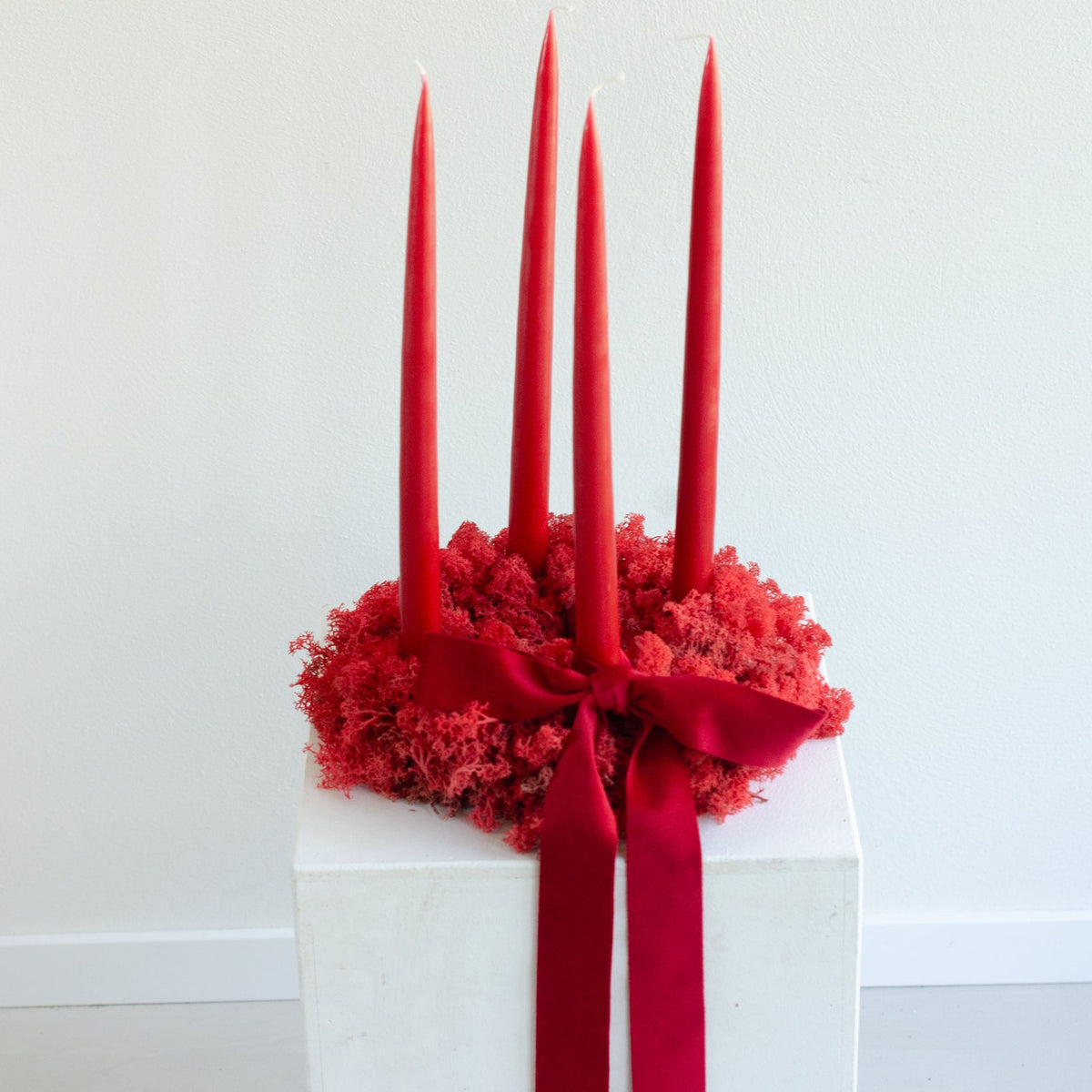 Adventskranz rot aus Moos und Schleife