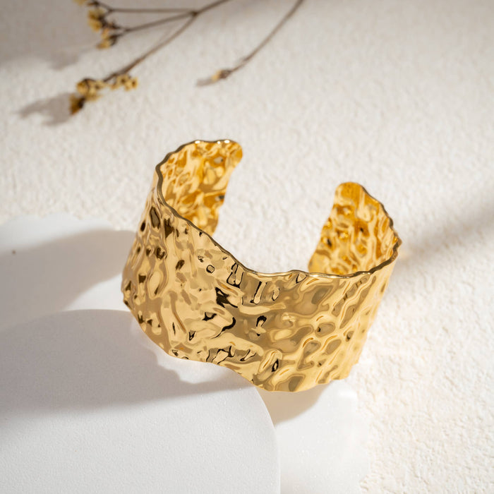 Armreif aus Edelstahl gehämmert