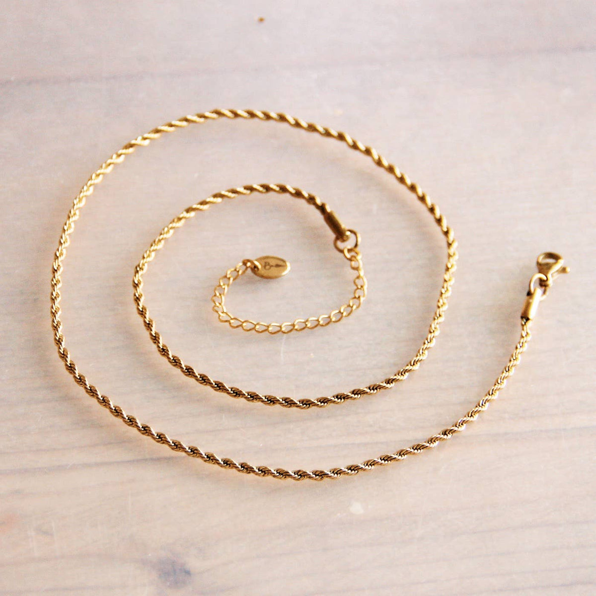Fein gedrehte Halskette aus Edelstahl — Gold