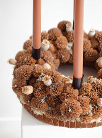 Detailansicht des Adventskranzes Cinnamon mit getrockneten Naturmaterialien