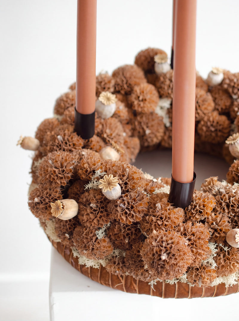 Detailansicht des Adventskranzes Cinnamon mit getrockneten Naturmaterialien