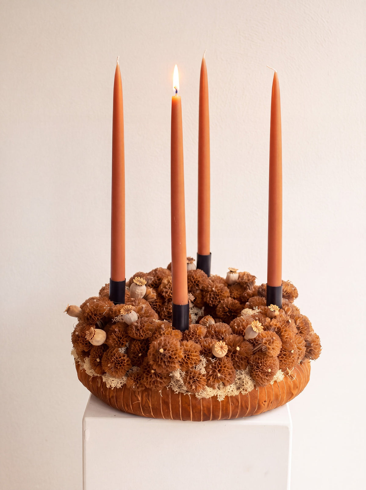 Adventskranz Cinnamon mit vier Terracotta-Kerzen und dunklen Kerzenhaltern