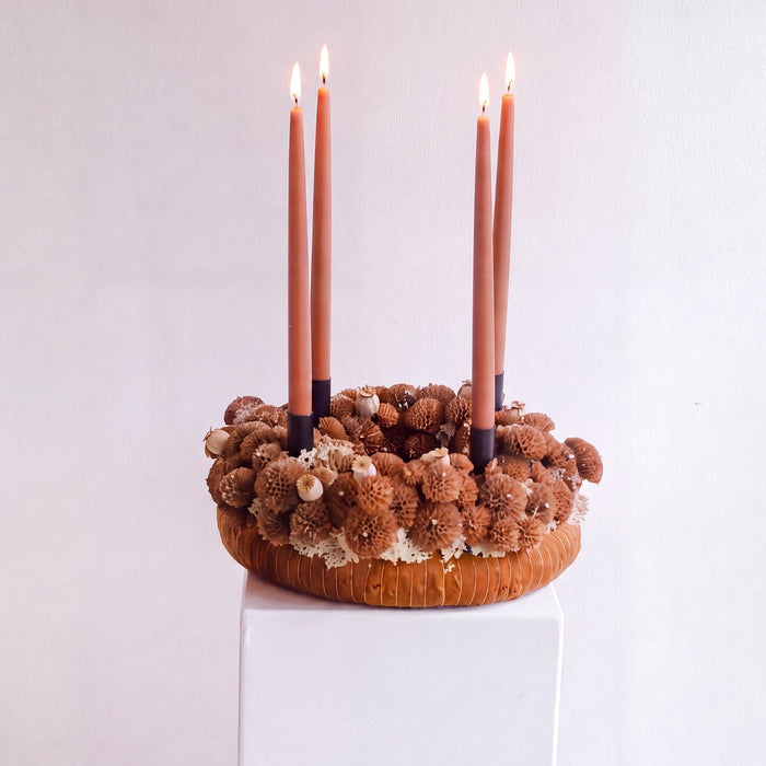 Adventskranz Cinnamon aus Trockenblumen mit vier Terracotta-Kerzen