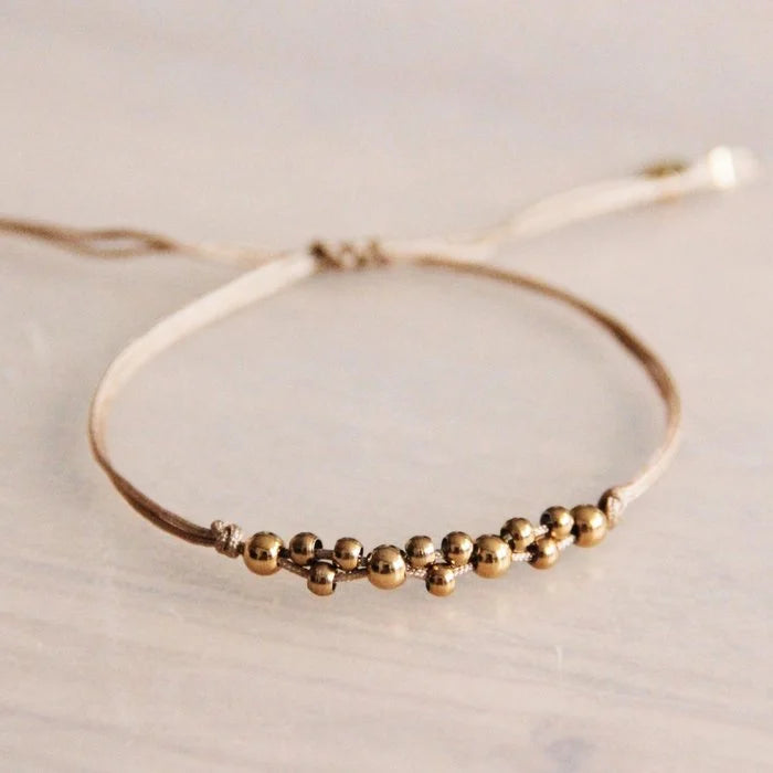 Satinarmband mit goldfarbenen Perlen - taupe / gold